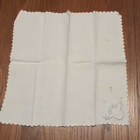 4 pc bundle 32" sq. gathered threads design tablecloth, runner & 2 bonus napkins - Picture 6 of 7